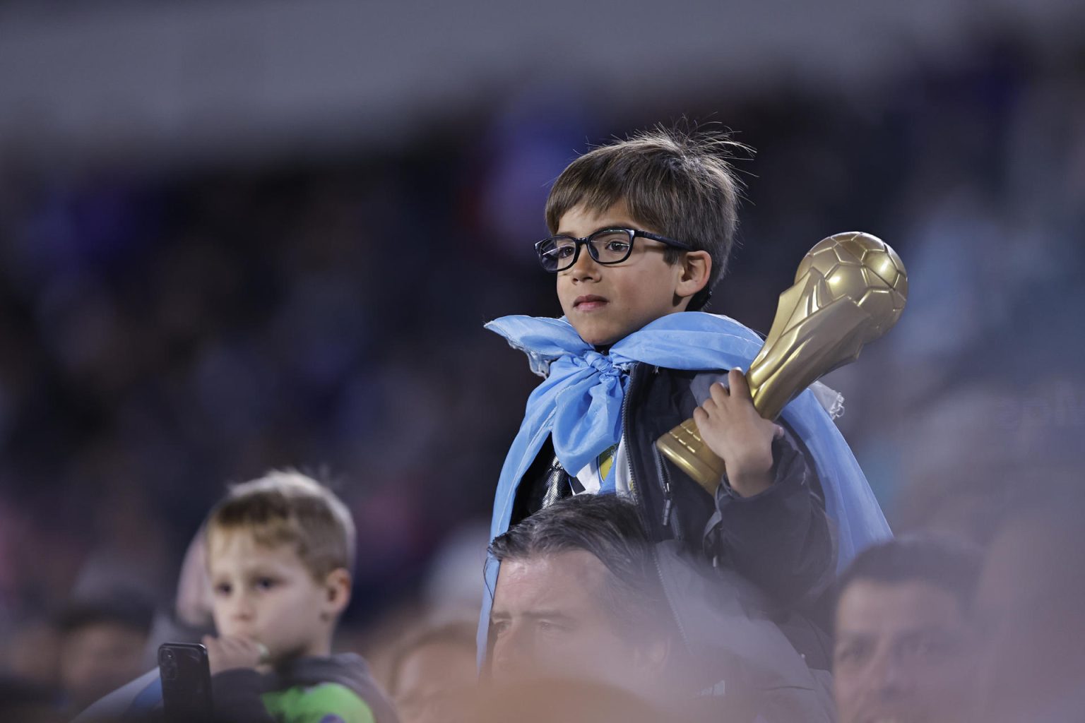 Un hincha de Argentina asiste hoy, en un partido de las Eliminatorias Sudamericanas para la Copa Mundial de Fútbol 2026 entre Argentina y Ecuador en el estadio Más Monumental en Buenos Aires (Argentina). EFE/ Juan Ignacio Roncoroni