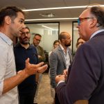 José Manuel Calderón (i), jugador español de baloncesto, fue registrado este miércoles, 6 de septiembre, al conversar con Arturo Bernal (d), Consejero turístico cultural y de deportes de Andalucía, durante un encuentro con la Asociación Nacional de Jugadores de Baloncesto (NBPA, en inglés), en Nueva York (NY, EE.UU). EFE/Ángel Colmenares