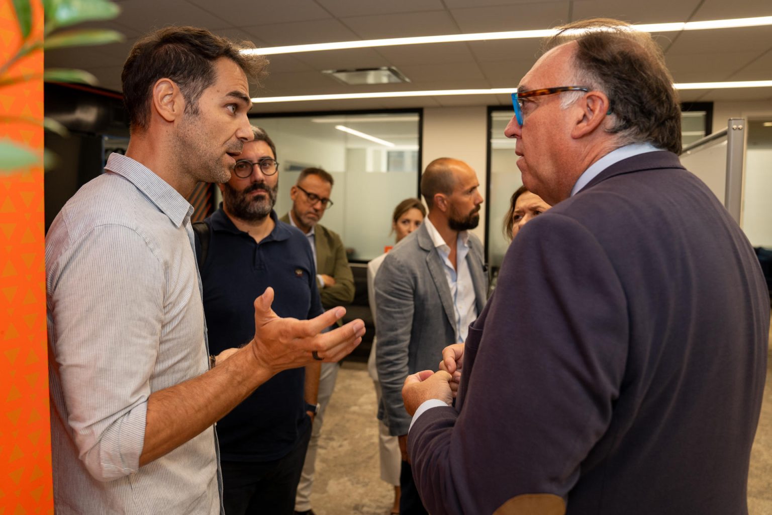 José Manuel Calderón (i), jugador español de baloncesto, fue registrado este miércoles, 6 de septiembre, al conversar con Arturo Bernal (d), Consejero turístico cultural y de deportes de Andalucía, durante un encuentro con la Asociación Nacional de Jugadores de Baloncesto (NBPA, en inglés), en Nueva York (NY, EE.UU). EFE/Ángel Colmenares