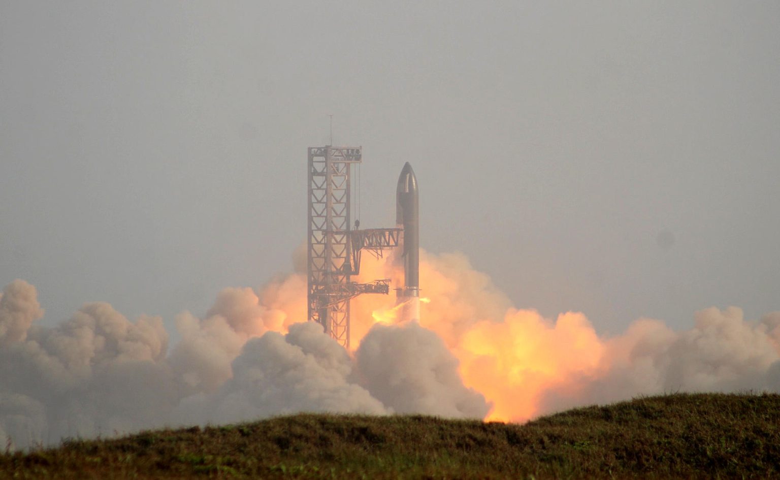 Fotografía que muestra el despegue del cohete Starship en la inmediaciones del Río Bravo, en Matamoros Tamaulipas (México). Imagen de archivo. EFE/Abrahan Pineda-Jacome