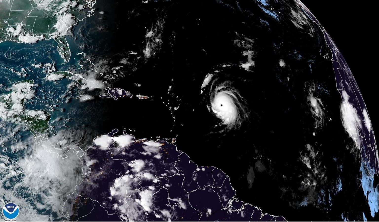 Fotografía satelital cedida este jueves por el Oficina Nacional de Administración Oceánica y Atmosférica (NOAA) a través del Centro Nacional de Huracanes (NHC) de Estados Unidos donde se muestra la localización del huracán Lee por el Atlántico. EFE/NOAA-NHC /SOLO USO EDITORIAL /NO VENTAS /SOLO DISPONIBLE PARA ILUSTRAR LA NOTICIA QUE ACOMPAÑA /CRÉDITO OBLIGATORIO