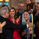 El presidente de México, Andrés Manuel López Obrador (i), entrega el "bastón de mando" a la aspirante presidencial del Movimiento de Regeneración Nacional (MORENA), Claudia Sheinbaum (c), durante un acto protocolario hoy, en Ciudad de México (México). EFE/Isaac Esquivel