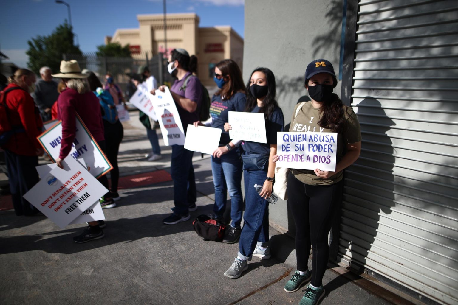 Activistas, residentes y defensores de los migrantes usaron las protestas, realizadas bajo el lema "La Frontera en Acción: Resistiendo la Operación Estrella Solitaria", para condenar las políticas establecidas por el republicano desde marzo de 2021 con el argumento de proteger la frontera de la inmigración irregular y el tráfico humano y de drogas. Fotografía de archivo. EFE/Jesús Rosales