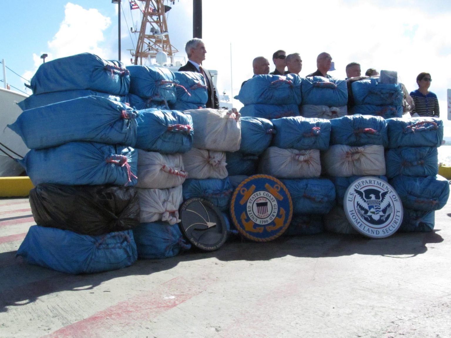 Detalles de los fardos de droga que las autoridades estadounidenses en Puerto Rico mostraron. Imagen de archivo. EFE/JORGE MUÑIZ