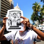Familiares y amigos de personas desaparecidas protestan hoy, en la costera del balneario de Acapulco, estado de Guerrero (México). EFE/David Guzmán