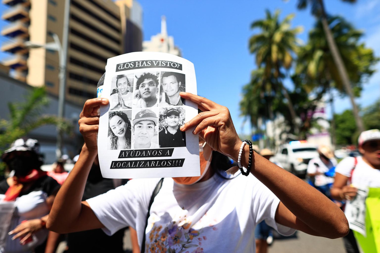 Familiares y amigos de personas desaparecidas protestan hoy, en la costera del balneario de Acapulco, estado de Guerrero (México). EFE/David Guzmán