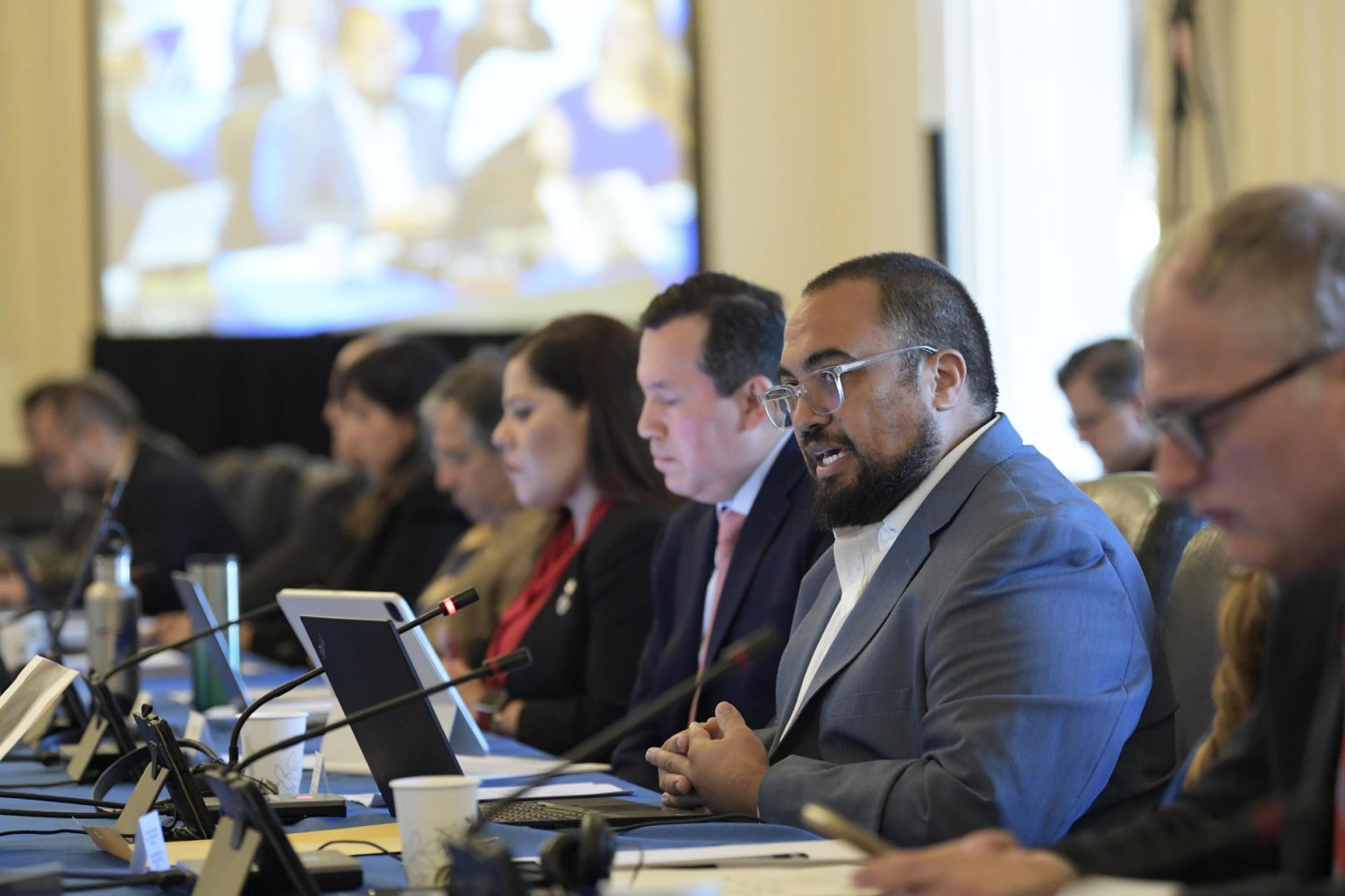 El representante permanente de Chile ante la Organización de los Estados Americanos (OEA), Sebastián Kraljevich (2d), habla durante una sesión ordinaria del Consejo Permanente celebrada hoy en la sede del organismo en Washington. EFE/Lenin Nolly