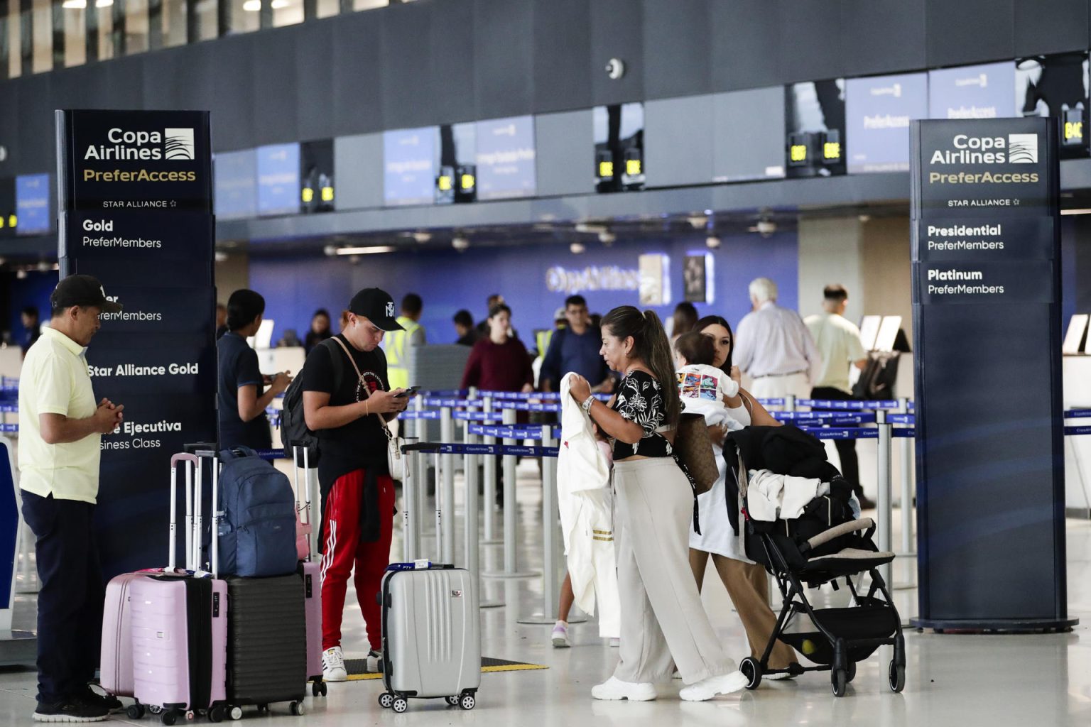 Viajeros esperan hoy en el Aeropuerto Internacional de Tocumen en Ciudad de Panamá (Panamá). EFE/Bienvenido Velasco