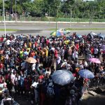 Cientos de migrantes esperan la revisión de sus documentos hoy, en el arque ecológico deTapachula,en el estado de Chiapas (México). EFE/Juan Manuel Blanco