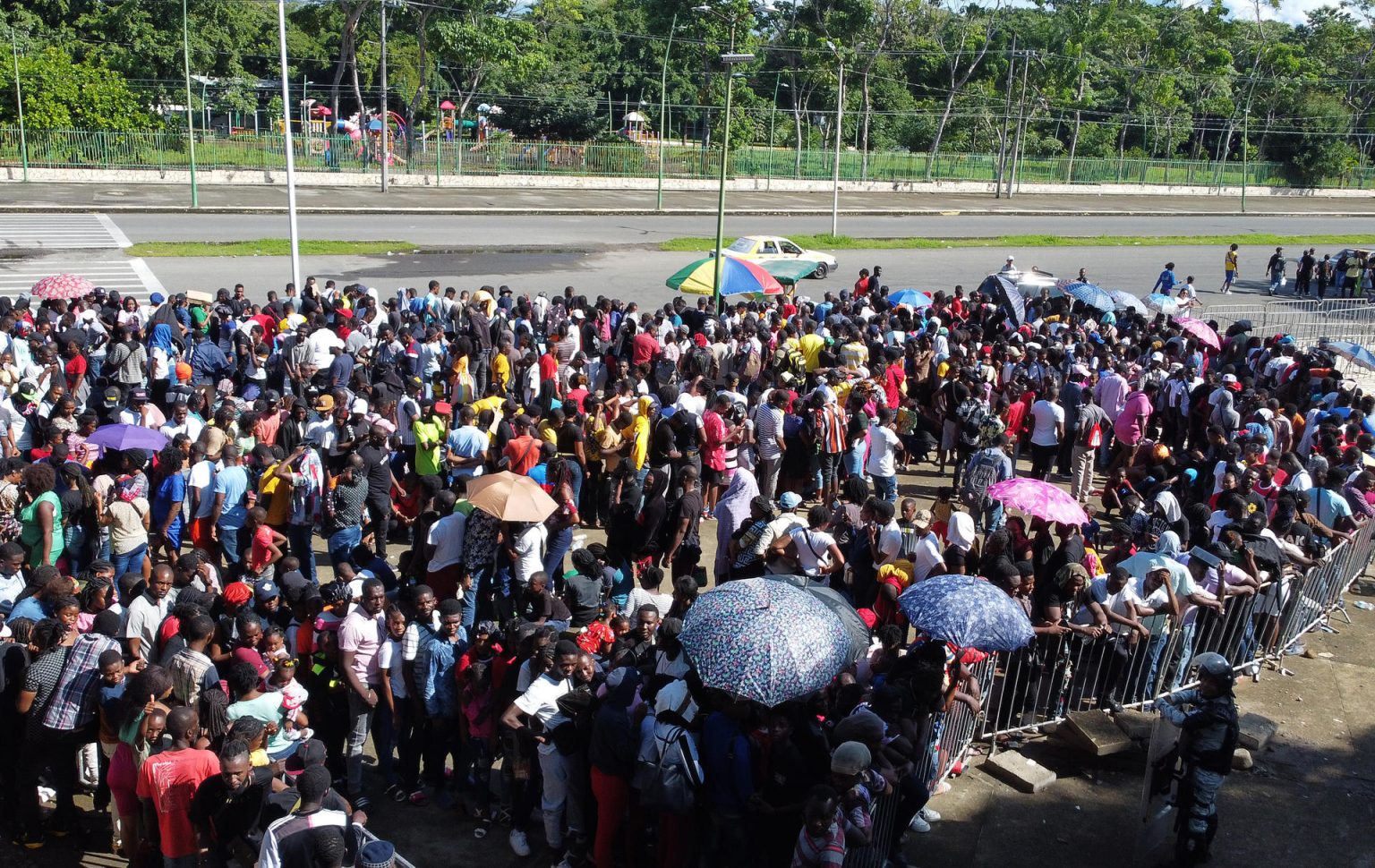 Cientos de migrantes esperan la revisión de sus documentos hoy, en el arque ecológico deTapachula,en el estado de Chiapas (México). EFE/Juan Manuel Blanco