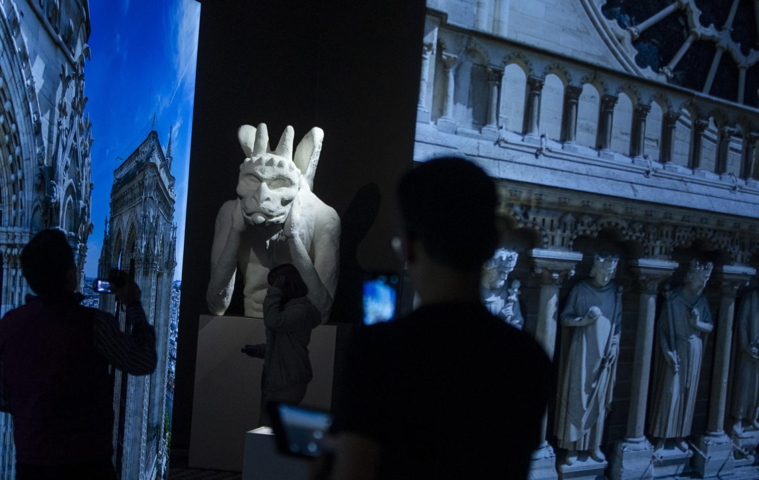 Personas recorren hoy la exposición “Notre Dame en México. Visita aumentada”, en el Museo Franz Mayer de la Ciudad de México (México). EFE/Isaac Esquivel