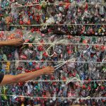 Trabajadores realizan sus funciones en un centro de acopio de plásticos en Ciudad de México (México). Imagen de archivo. EFE/ Mario Guzmán