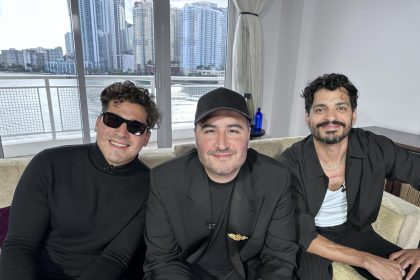 Los miembros de la banda mexicana Reik, (de i a d) Julio Mejía Eguía, Jesús "Chuy" Navarro y Gilberto "Bibi" Marín, posan para EFE durante una entrevista realizada el 25 de octubre en Miami, Florida (EEUU). EFE/Alicia Civita