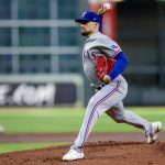 Nathan Eovaldi de los Rangers de Texas en acción frente a los Astros de Houston en el Minute Maid Park, en Houston, Texas (EE.UU.), este 16 de octubre de 2023. EFE/EPA/Adam Davis