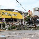 Fotografía de escombros en una calle afectada por el paso del huracán Otis, hoy, en el balneario de Acapulco, en el estado de Guerrero (México). EFE/ David Guzmán