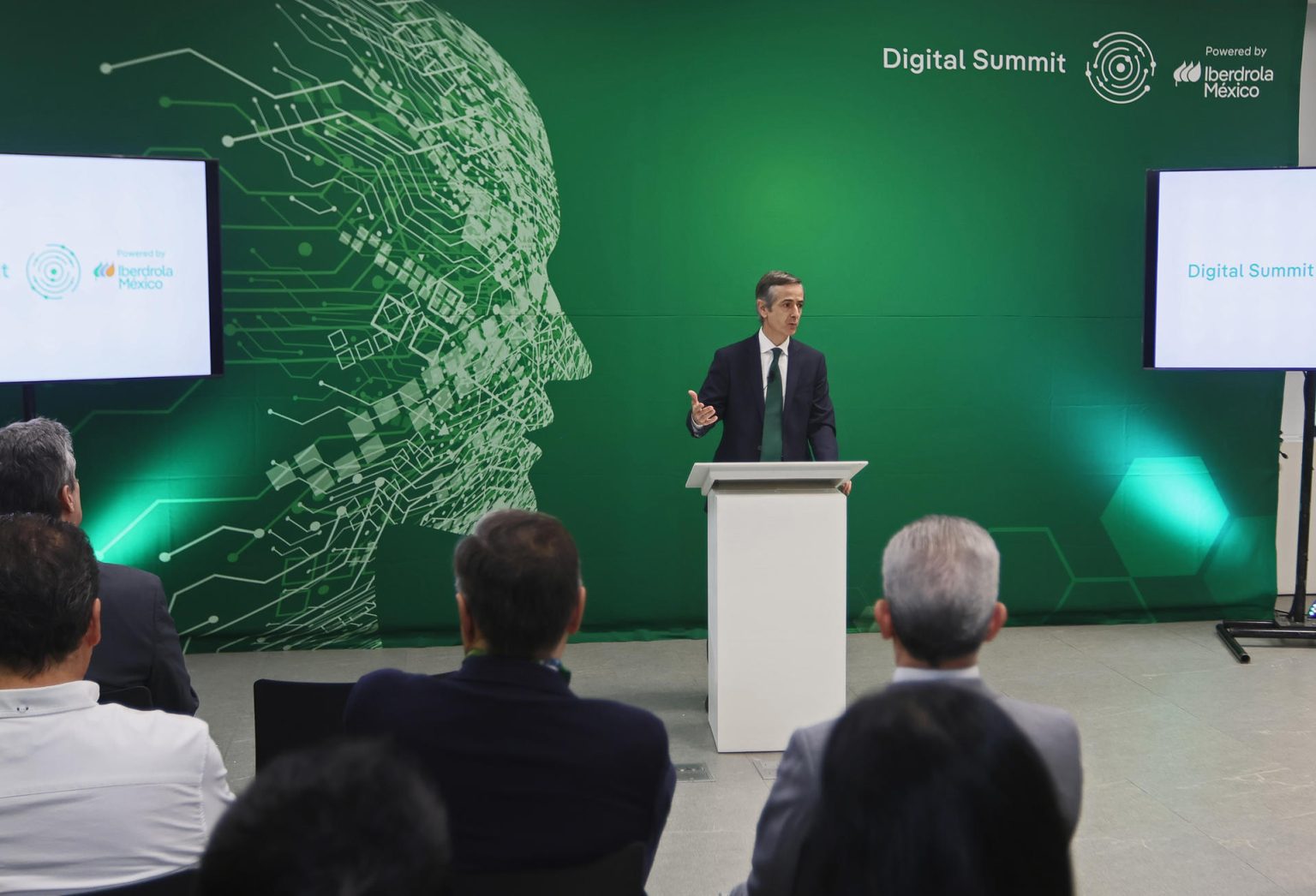 Fotografía sin fecha cortesía de Iberdrola donde se observa a su director general, Enrique Alba, durante una rueda de prensa en la Ciudad de México (México). EFE/Iberdrola/SOLO USO EDITORIAL/SOLO DISPONIBLE PARA ILUSTRAR LA NOTICIA QUE ACOMPAÑA(CRÉDITO OBLIGATORIO)