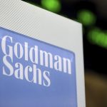 En el tercer trimestre de 2023, Goldman Sachs obtuvo un beneficio neto de 2.058 millones de dólares, un 33 % menos que en el mismo periodo del año anterior. En la imagen un registro de archivo de un logo del grupo financiero estadounidense Goldman Sachs, en Nueva York (NY, EE.UU.). EFE/Justin Lane