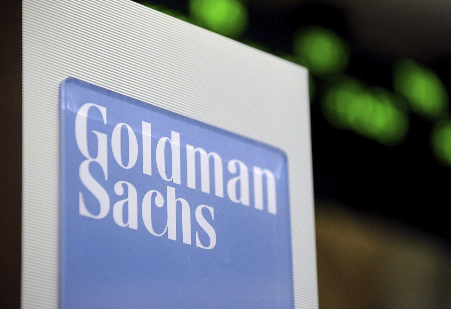 En el tercer trimestre de 2023, Goldman Sachs obtuvo un beneficio neto de 2.058 millones de dólares, un 33 % menos que en el mismo periodo del año anterior. En la imagen un registro de archivo de un logo del grupo financiero estadounidense Goldman Sachs, en Nueva York (NY, EE.UU.). EFE/Justin Lane