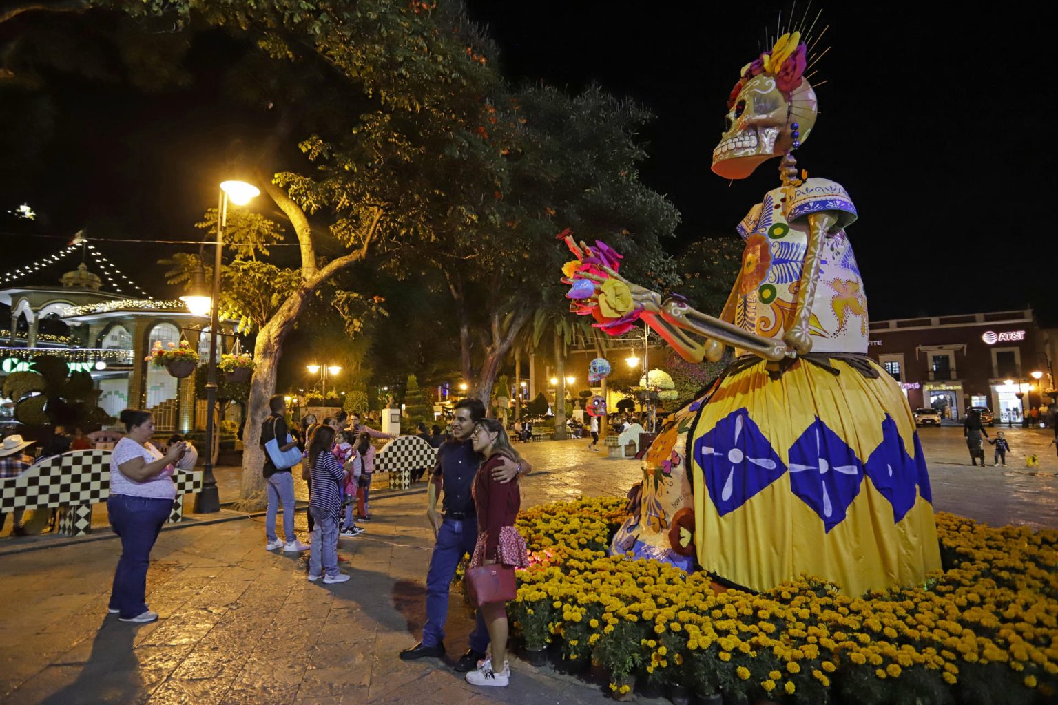 Fotografía de catrinas monumentales el 20 de octubre de 2023, en el marco del Festival Valle de Catrinas, en el municipio de Atlixco, en Puebla (México). EFE/ Hilda Ríos