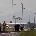 Personas caminan por las vías del tren suburbano que conecta con el Aeropuerto Internacional Felipe Ángeles (AIFA) en la población de Santa Lucía, Estado de México (México). Imagen de archivo. EFE/Sáshenka Gutiérrez