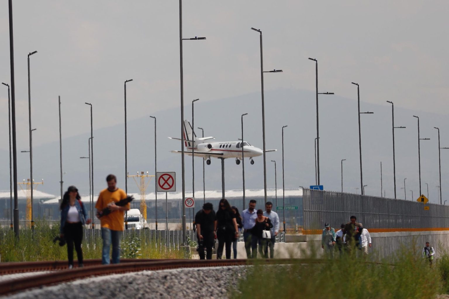 Personas caminan por las vías del tren suburbano que conecta con el Aeropuerto Internacional Felipe Ángeles (AIFA) en la población de Santa Lucía, Estado de México (México). Imagen de archivo. EFE/Sáshenka Gutiérrez