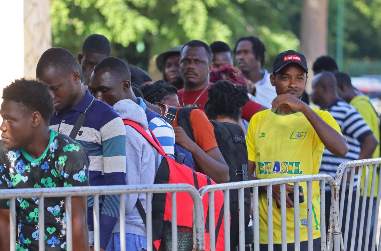 Migrantes son vistos en las inmediaciones de los principales albergues instalados en la ciudad de Tapachula en el estado de Chiapas (México). EFE/Juan Manuel Blanco