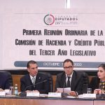 Fotografía cedida hoy por la Cámara de Diputados que muestra al subsecretario de Hacienda de México, Gabriel Yorio (c-d), mientras comparace ante la Comisión de Hacienda y Crédito Público del Congreso, en Ciudad de México (México). EFE/Cámara de Diputados de México /SOLO USO EDITORIAL /SOLO DISPONIBLE PARA ILUSTRAR LA NOTICIA QUE ACOMPAÑA(CRÉDITO OBLIGATORIO)