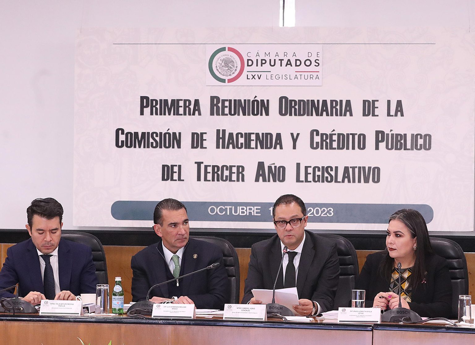 Fotografía cedida hoy por la Cámara de Diputados que muestra al subsecretario de Hacienda de México, Gabriel Yorio (c-d), mientras comparace ante la Comisión de Hacienda y Crédito Público del Congreso, en Ciudad de México (México). EFE/Cámara de Diputados de México /SOLO USO EDITORIAL /SOLO DISPONIBLE PARA ILUSTRAR LA NOTICIA QUE ACOMPAÑA(CRÉDITO OBLIGATORIO)