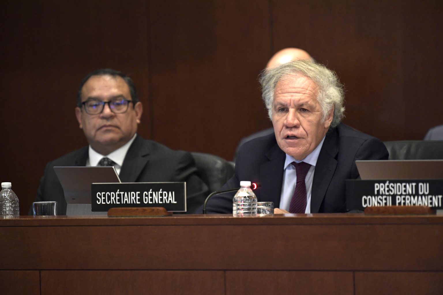 Luis Almagro (d), secretario general de la Organización de Estados Americanos (OEA), habla hoy junto al primer ministro de Perú, Alberto Otárola, durante una reunión extraordinaria del organismo en Washington, D.C  (EE.UU). EFE/Lenin Nolly