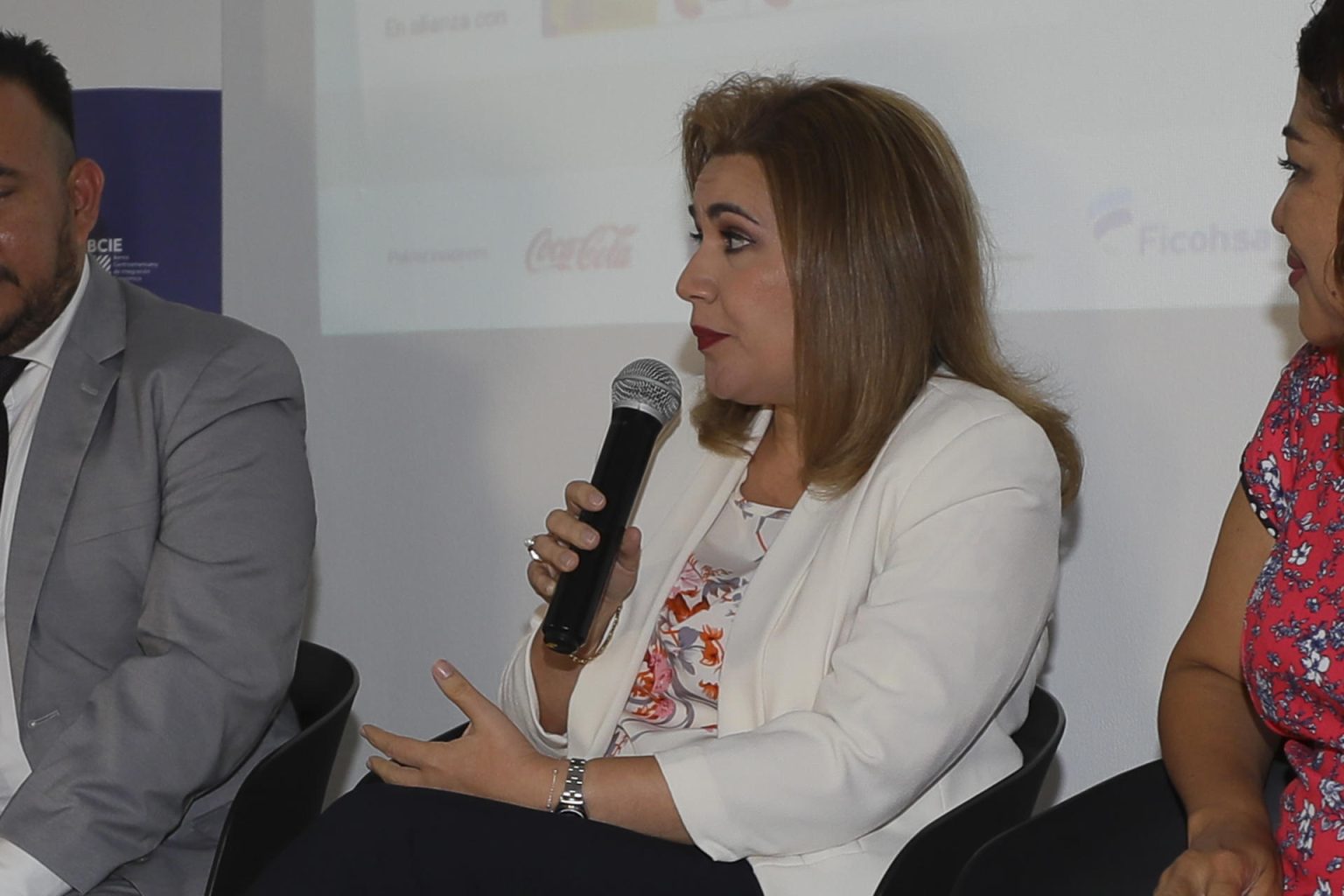 Siham Gabrie, gerente regional de Riesgo Ambiental y Social en grupo Ficohsa, participan en el foro "Turismo en los tiempos de la incertidumbre climática", en el Centro Cultural de España en Tegucigalpa (Honduras). EFE/ Gustavo Amador