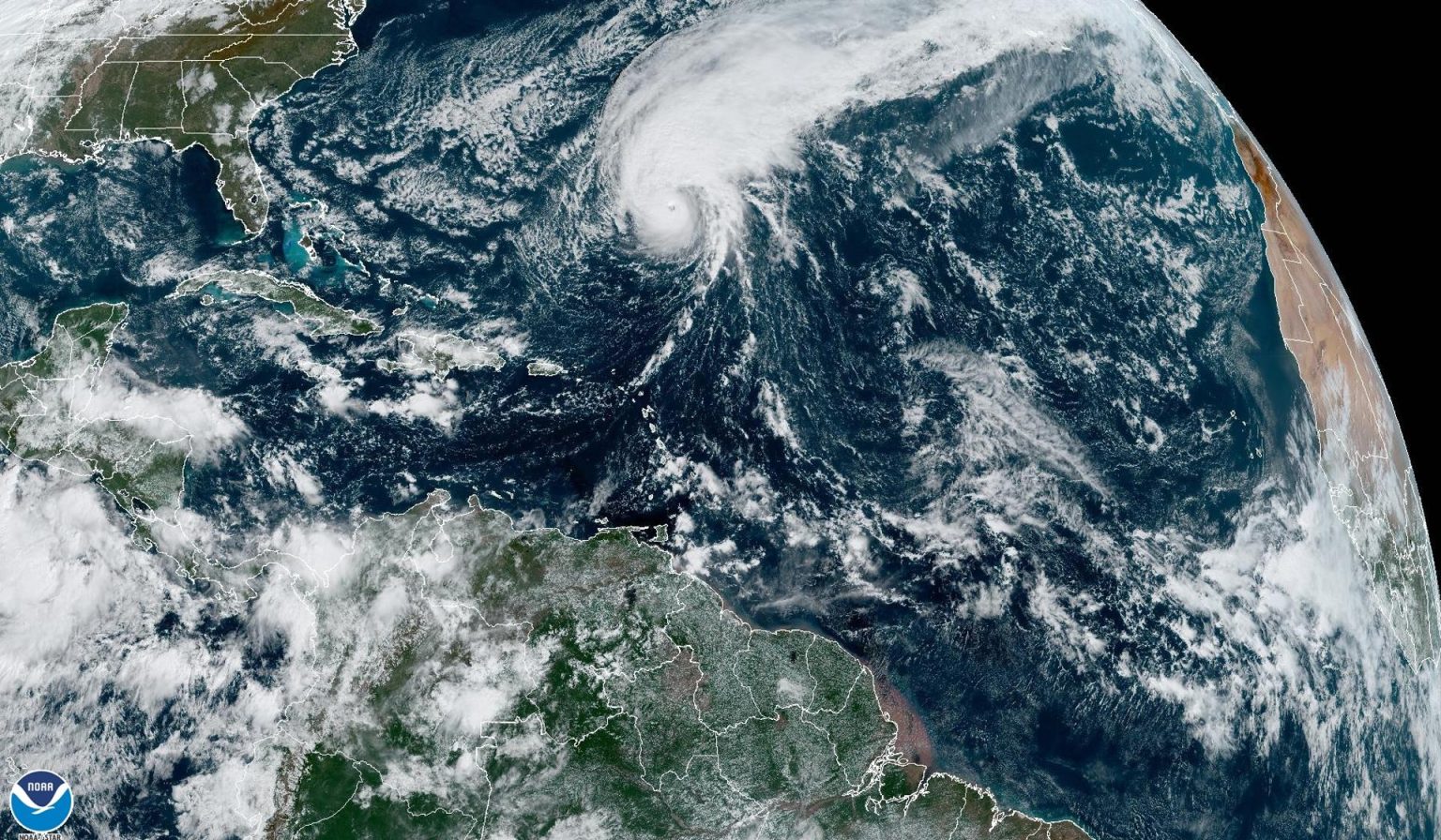 Fotografía satelital cedida hoy por la Oficina Nacional de Administración Oceánica y Atmosférica (NOAA) por vía del Centro Nacional de Huracanes (NHC) donde se muestra la localización del huracán Tammy en el Atlántico. EFE/NHC /SOLO USO EDITORIAL/SOLO DISPONIBLE PARA ILUSTRAR LA NOTICIA QUE ACOMPAÑA (CRÉDITO OBLIGATORIO)