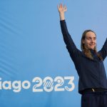 Paige Madden de los Estados Unidos celebra al ganar 400m libres femenino durante la natación de  los Juegos Panamericanos 2023 en Santiago (Chile). EFE/ Sashenka Gutiérrez