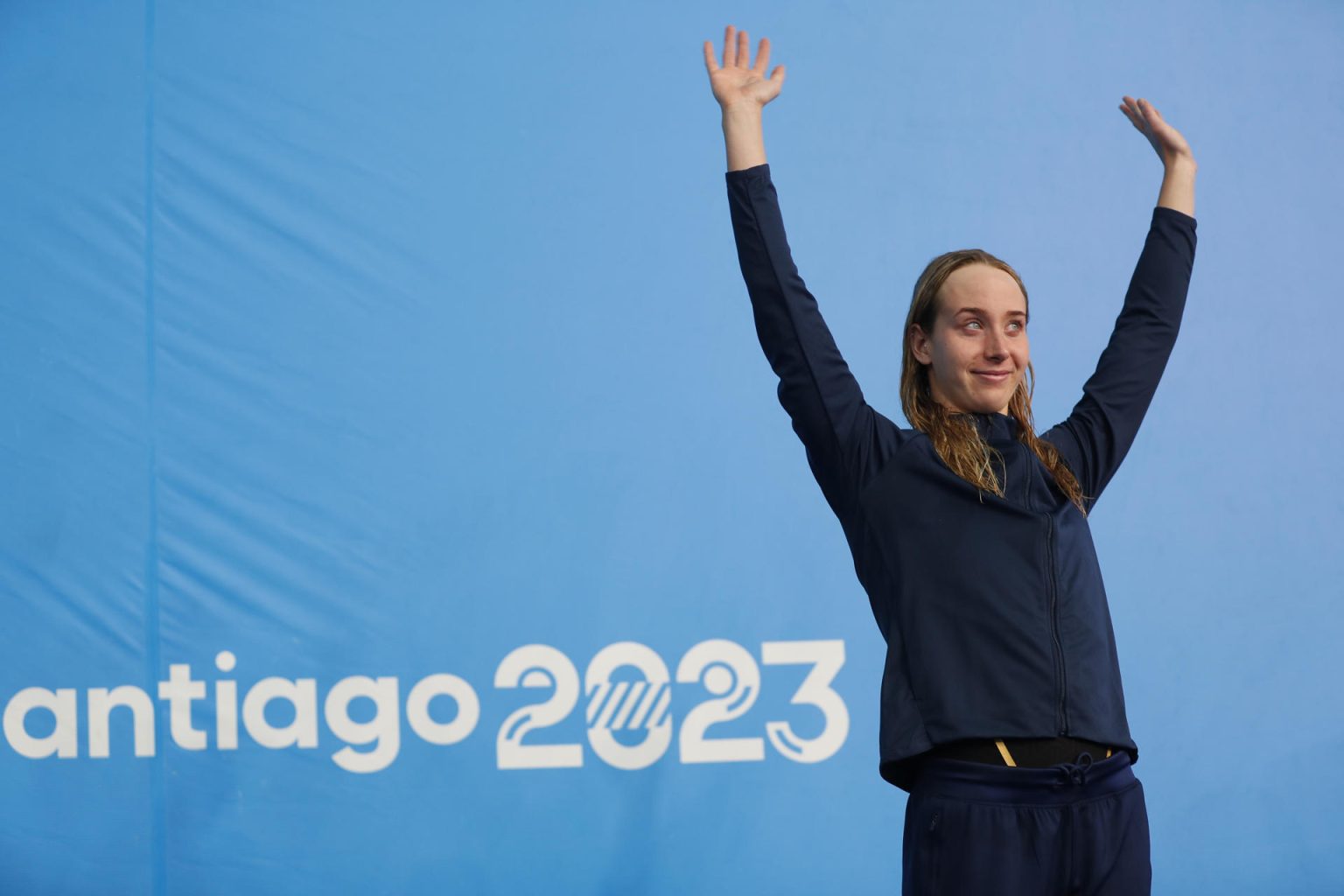 Paige Madden de los Estados Unidos celebra al ganar 400m libres femenino durante la natación de  los Juegos Panamericanos 2023 en Santiago (Chile). EFE/ Sashenka Gutiérrez