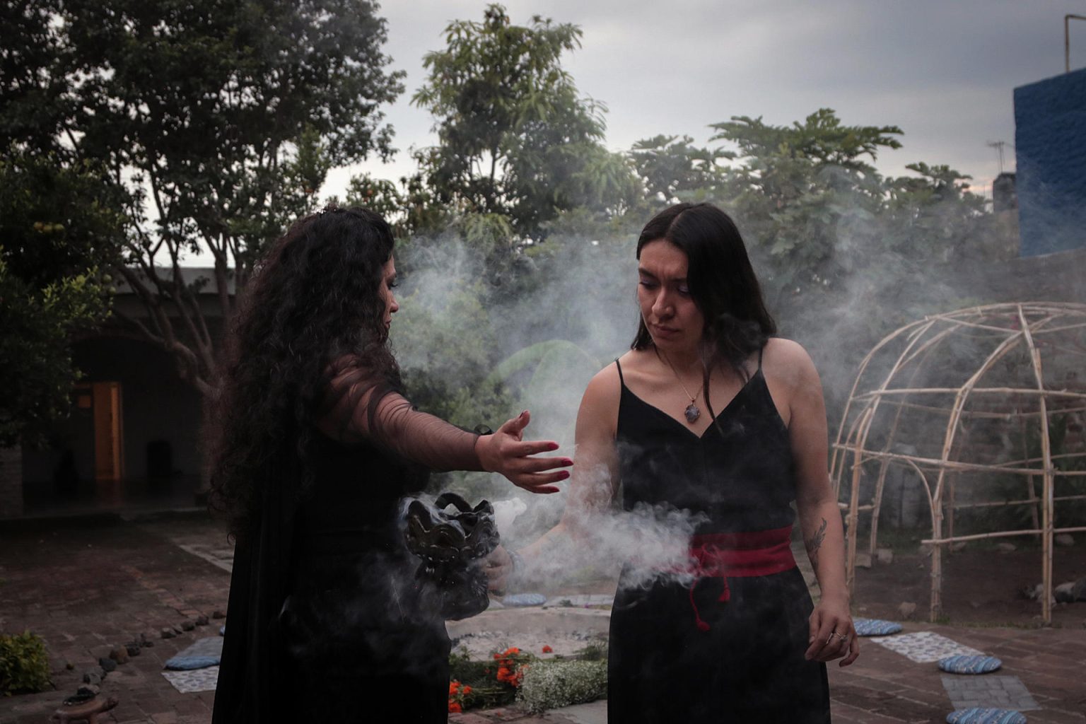 La guía del círculo “Mujeres sanando” Danae Gutiérrez (d) realiza un ritual denominado “sanación de útero o renovación creativa" el 28 de octubre de 2023 en la ciudad de Guadalajara (México). EFE/Francisco Guasco