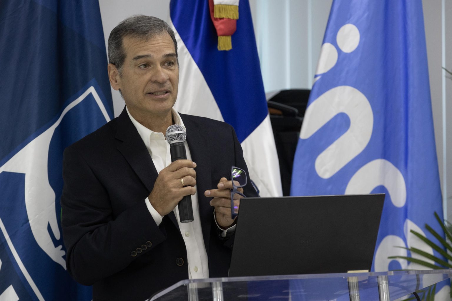 El gerente general de Roche para el Caribe, Centroamérica y Venezuela Álvaro Soto habla durante el lanzamiento de estudios de inmunohistoquímica cáncer de mama, en el Instituto Nacional del Cáncer (Incart), en Santo Domingo (República Dominicana). EFE/Orlando Barría