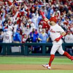 Kyle Schwarber de los Filis de Filadelfia en acción frente a los Diamondbacks de Arizona en el Citizens Bank Park, en Filadelfia, Pensilvania (EE.UU.), este 16 de octubre de 2023. EFE/EPA/Justin Lane