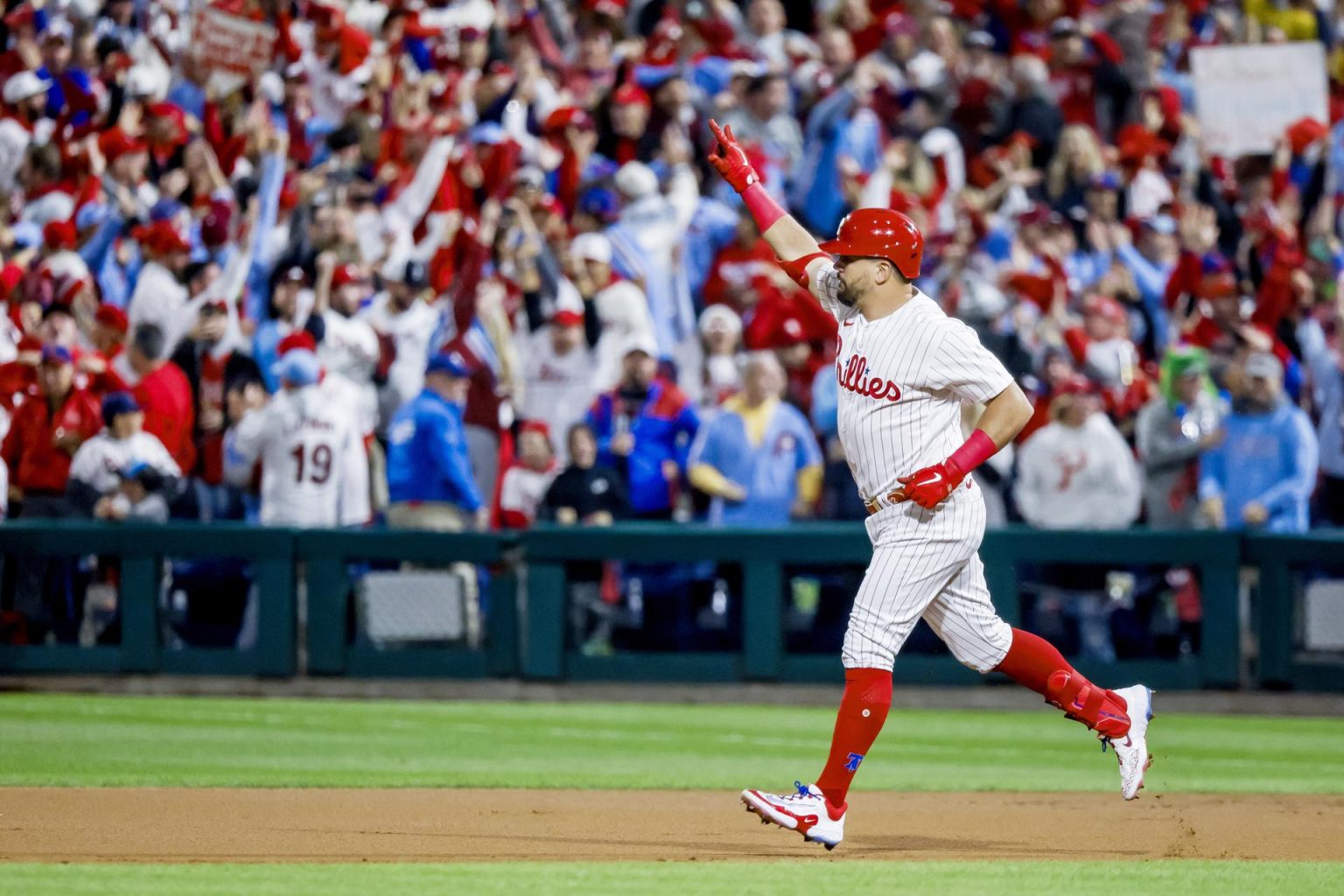 Kyle Schwarber de los Filis de Filadelfia en acción frente a los Diamondbacks de Arizona en el Citizens Bank Park, en Filadelfia, Pensilvania (EE.UU.), este 16 de octubre de 2023. EFE/EPA/Justin Lane