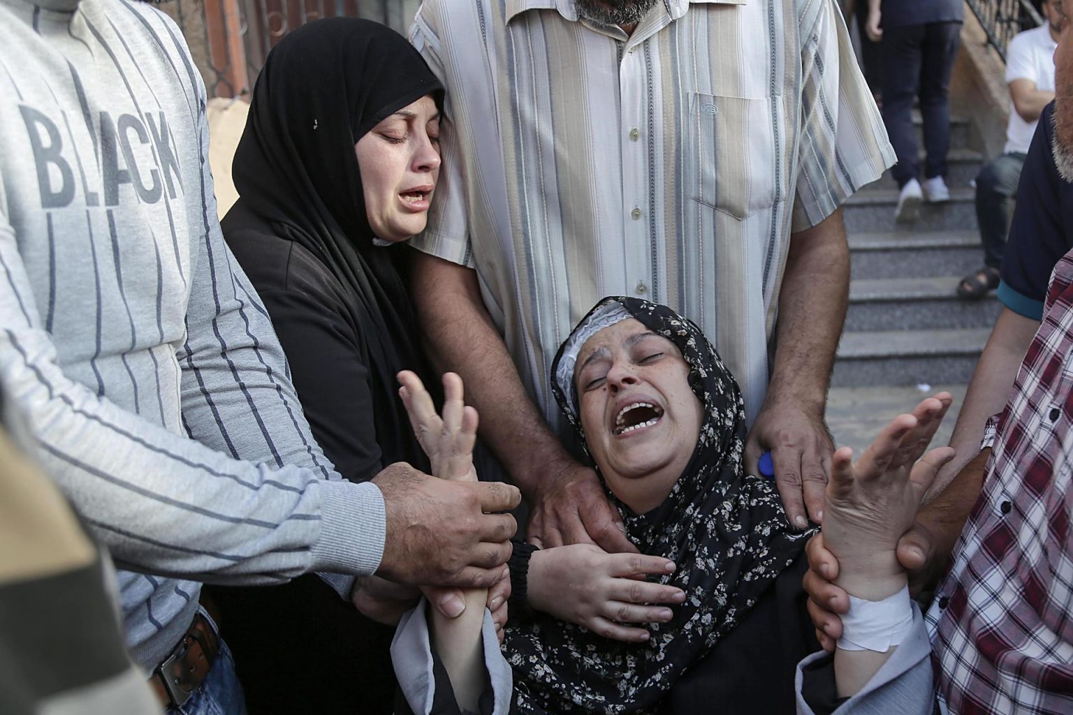 Una mujer llora por los familiares muertos en el conflicto entre Israel y Hamás que llegan al hospital Naser del campo de refugiados de Khan Younis, en el sur de la Franja de Gaza, este 17 de octubre de 2023. EFE/HAITHAM IMAD