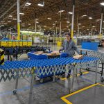 Fotografía del interior del almacén con nuevas máquinas de clasificación y brazos robóticos equipados con inteligencia artificial (IA) de Amazon, en Sumner (Estados Unidos). EFE/ Sarah Yanez Richards