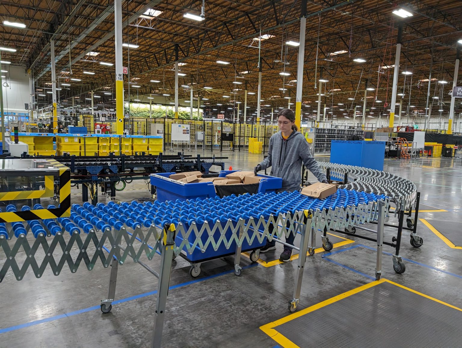 Fotografía del interior del almacén con nuevas máquinas de clasificación y brazos robóticos equipados con inteligencia artificial (IA) de Amazon, en Sumner (Estados Unidos). EFE/ Sarah Yanez Richards