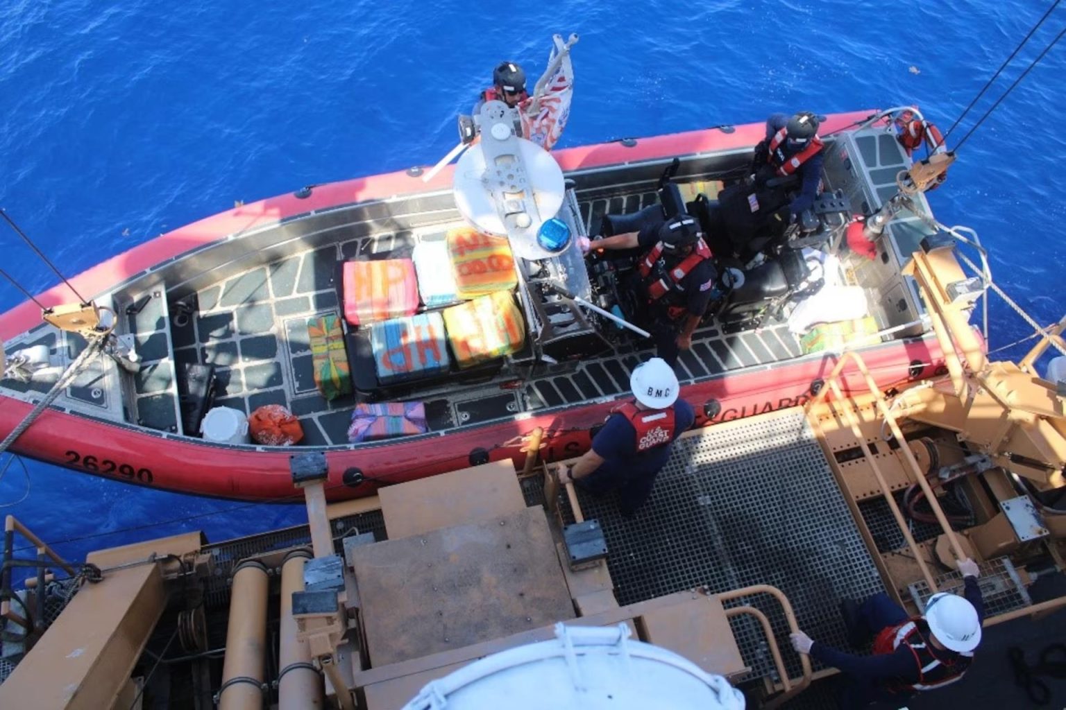 Fotografía cedida por la Guardia Costera de Estados Unidos donde aparecen unos miembros de la tripulación del buque guardacostas estadounidense Valiant (WMEC 621) mientras suben a bordo narcóticos ilegales interceptados en el mar el 13 de septiembre de 2023. EFE/ Guardia Costera EEUU / SOLO USO EDITORIAL/ SOLO DISPONIBLE PARA ILUSTRAR LA NOTICIA QUE ACOMPAÑA (CRÉDITO OBLIGATORIO)