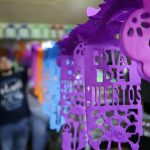 Productores elaboran papel picado, el 30 de octubre de 2023, en el municipio de Huixcolotla en el estado de Puebla (México). EFE/ Hilda Ríos