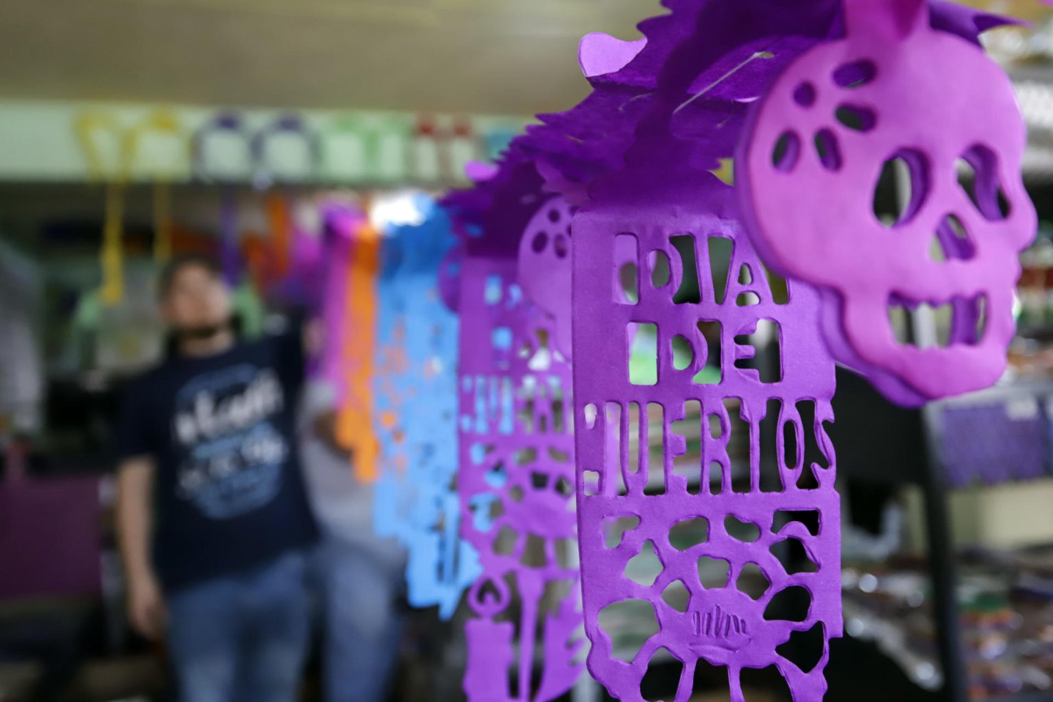 Productores elaboran papel picado, el 30 de octubre de 2023, en el municipio de Huixcolotla en el estado de Puebla (México). EFE/ Hilda Ríos