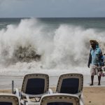 Fotografía del alto oleaje en playas de Acapulco, en el estado de Guerrero (México). Imagen de archivo. EFE/David Guzmán