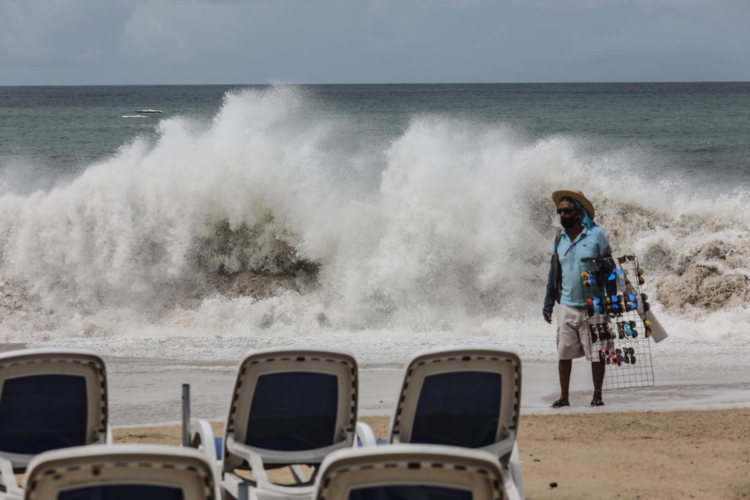 Fotografía del alto oleaje en playas de Acapulco, en el estado de Guerrero (México). Imagen de archivo. EFE/David Guzmán