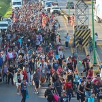 Migrantes caminan en una caravana hoy, en el municipio de Huehuetán en el estado de Chiapas (México). EFE/Juan Manuel Blanco