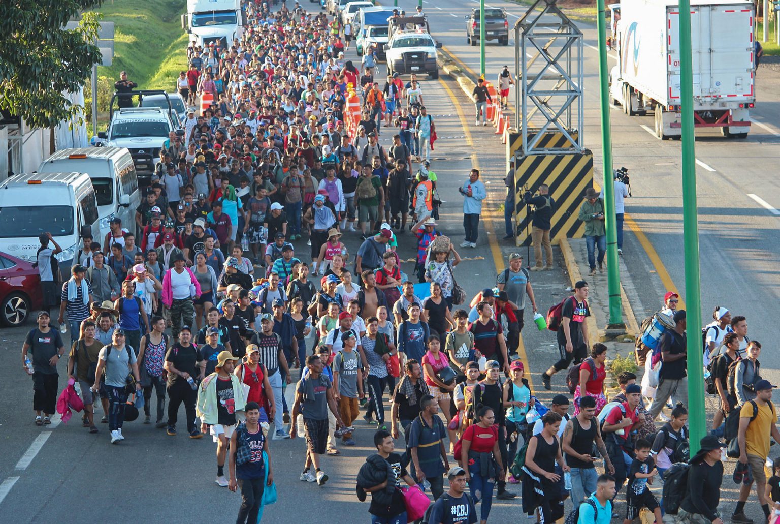 Migrantes caminan en una caravana hoy, en el municipio de Huehuetán en el estado de Chiapas (México). EFE/Juan Manuel Blanco