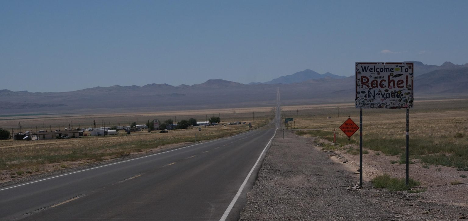 El Pentágono estadounidense informó este miércoles que entre agosto de 2022 y abril de 2023 documentó un total de 274 ovnis o fenómenos aéreos no identificados (UAP, en inglés), con el objetivo de analizar y comprender las amenazas potenciales que plantean para la seguridad del país. Fotografía de archivo. EFE/ Guillermo Azábal