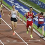 El estadounidense Kasey Knevelbaard (d) fue registrado este martes, 31 de octubre, al ganar la medalla de oro de la prueba masculina de los 5.000 metros planos del Atletismo de los Juegos Panamericanos 2023, en Santiago de Chile. EFE/Carlos Ortega