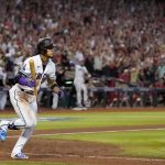 Ketel Marte de los Diamondbacks de Arizona en acción frente a los Filis de Filadelfia en el Chase Field, en Phoenix, Arizona (EE.UU.), este 19 de octubre de 2023. EFE/EPA/Allison Dinner